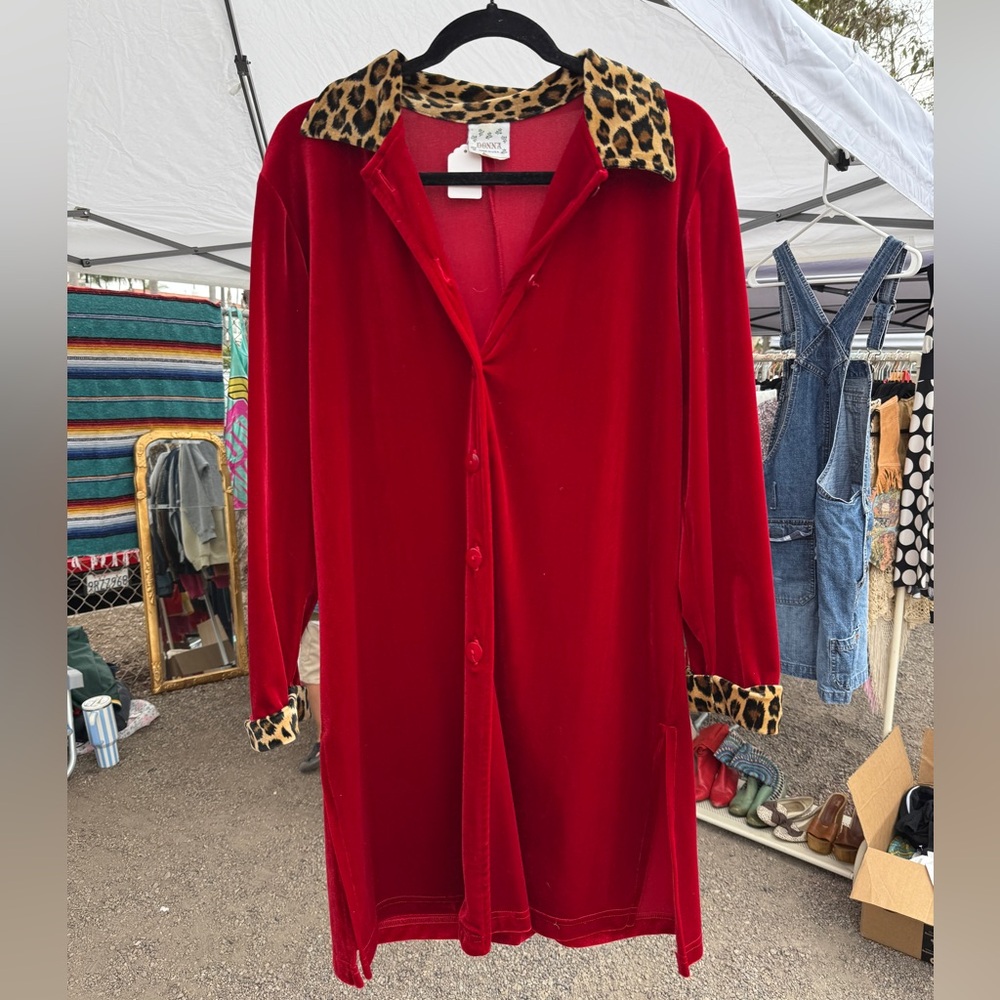 Donna Red Velvet Cape with Leopard Print Collar